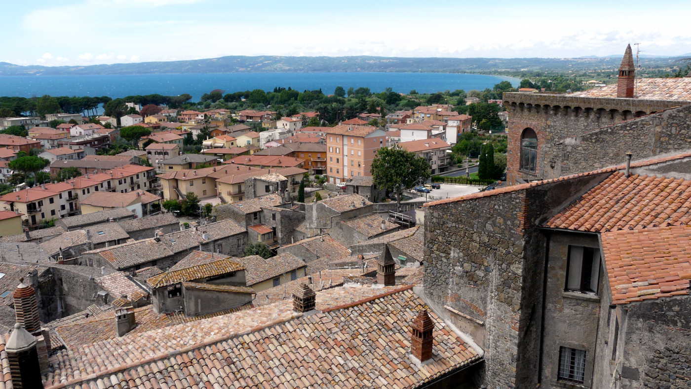 Blick von der Burg auf den Bolsena See